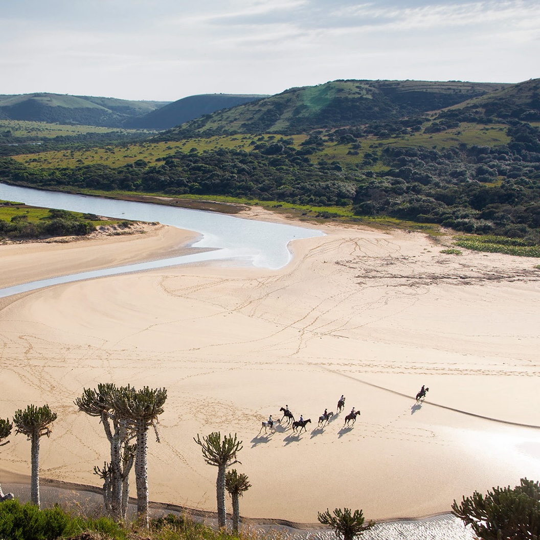 Playa, rocas, ríos en el borde de Africa