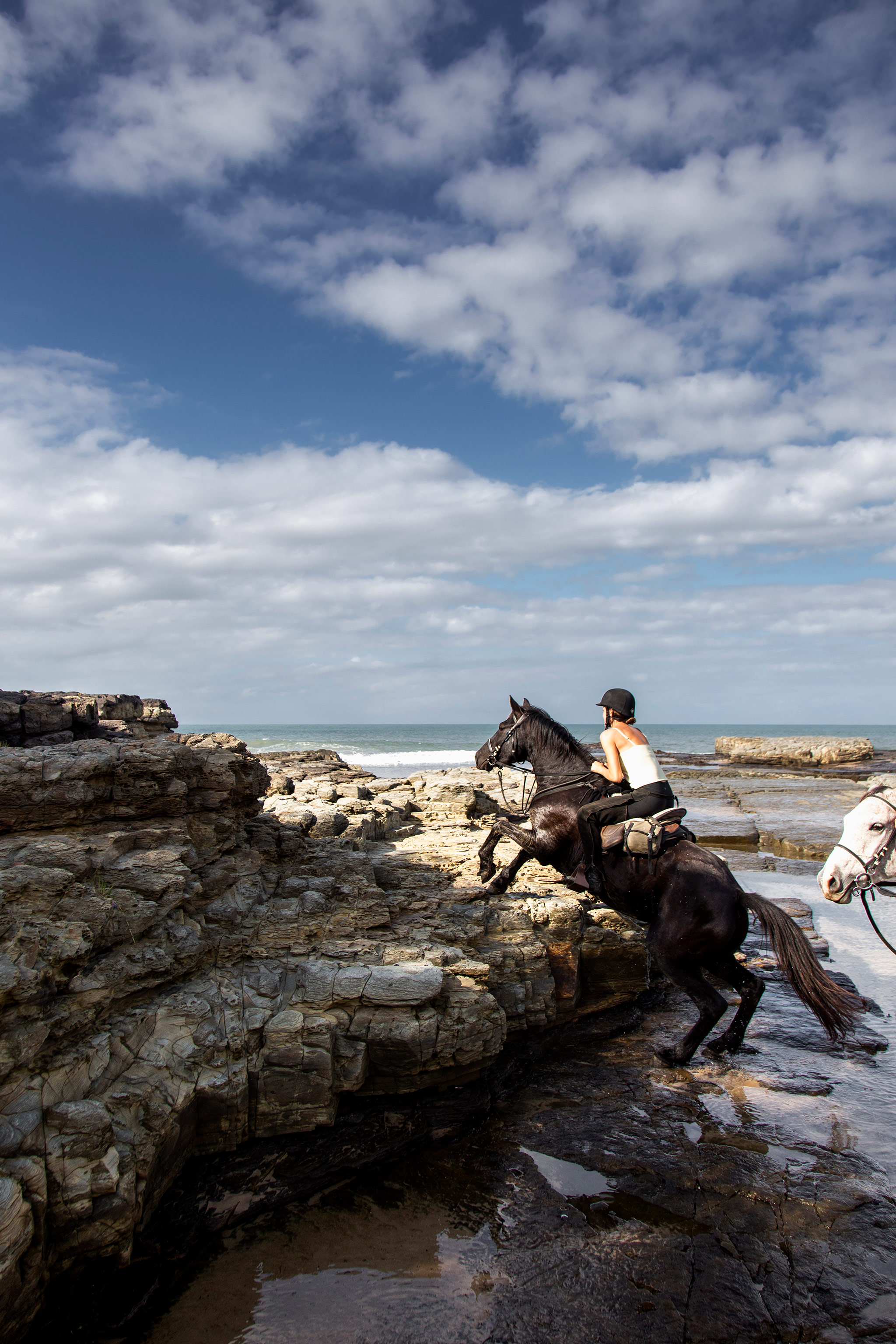 Playa, rocas, ríos en el borde de Africa