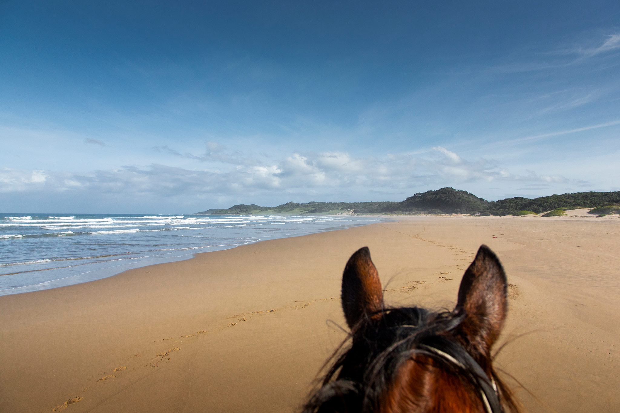 Playa, rocas, ríos en el borde de Africa