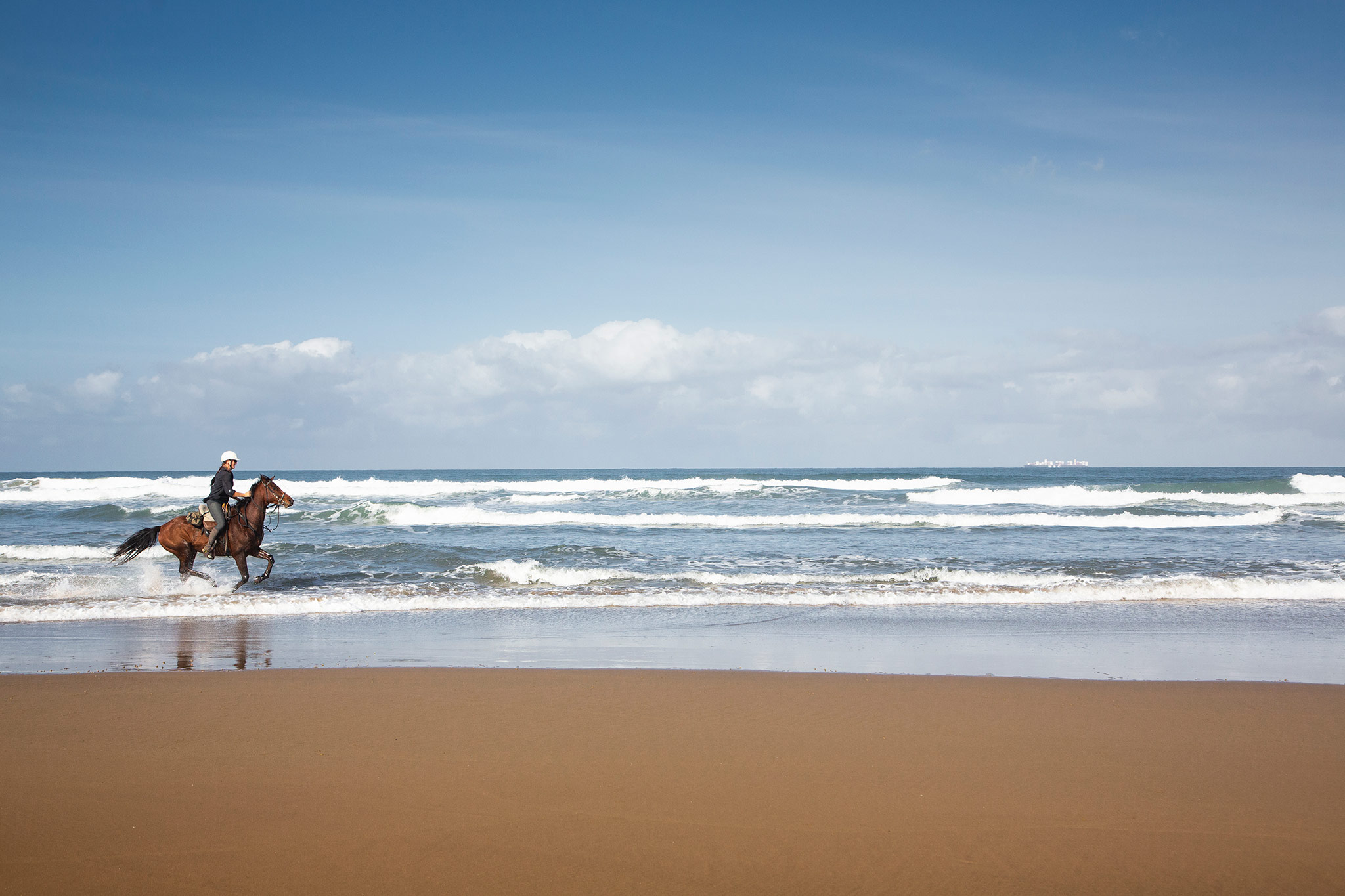 Playa, rocas, ríos en el borde de Africa