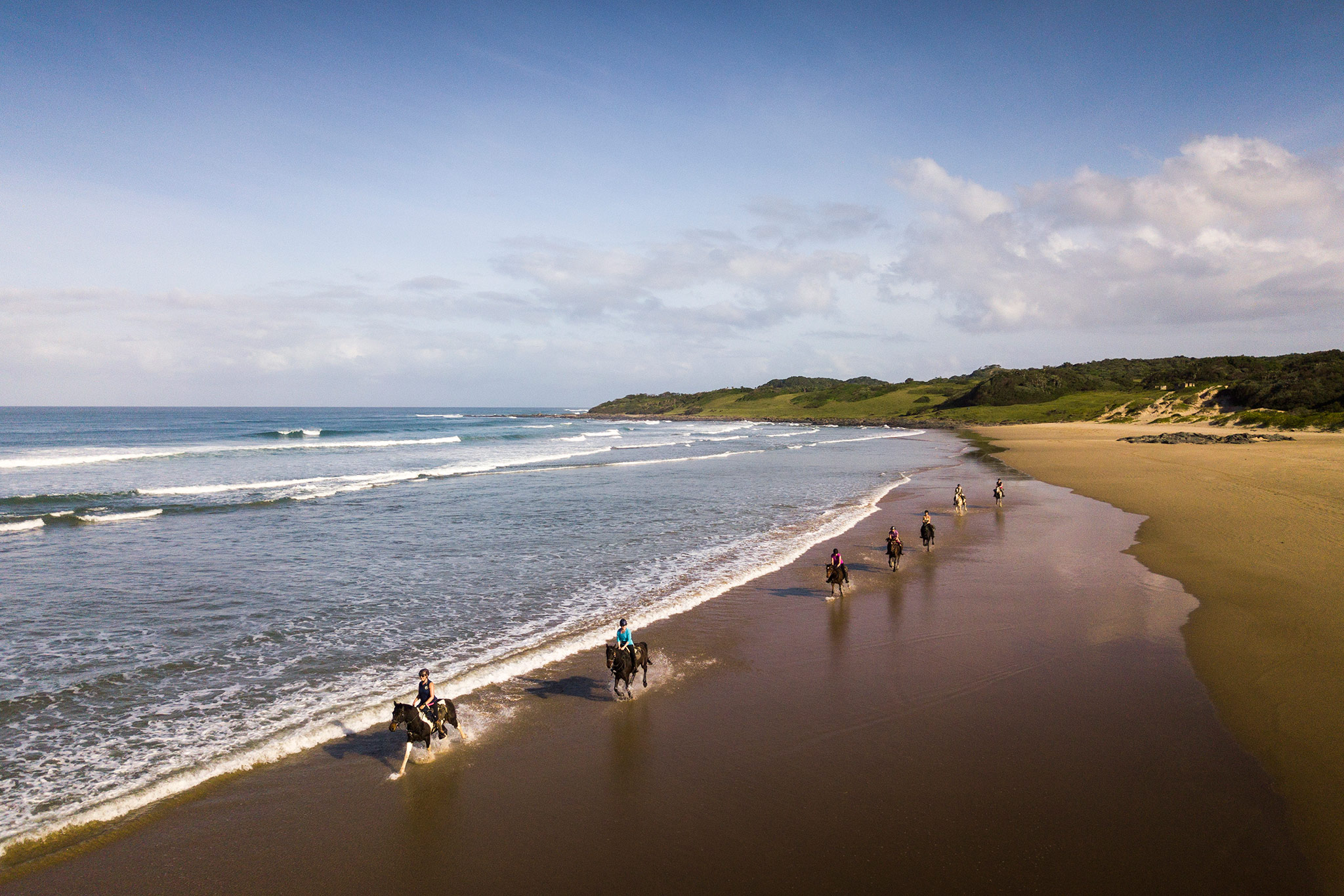 Playa, rocas, ríos en el borde de Africa