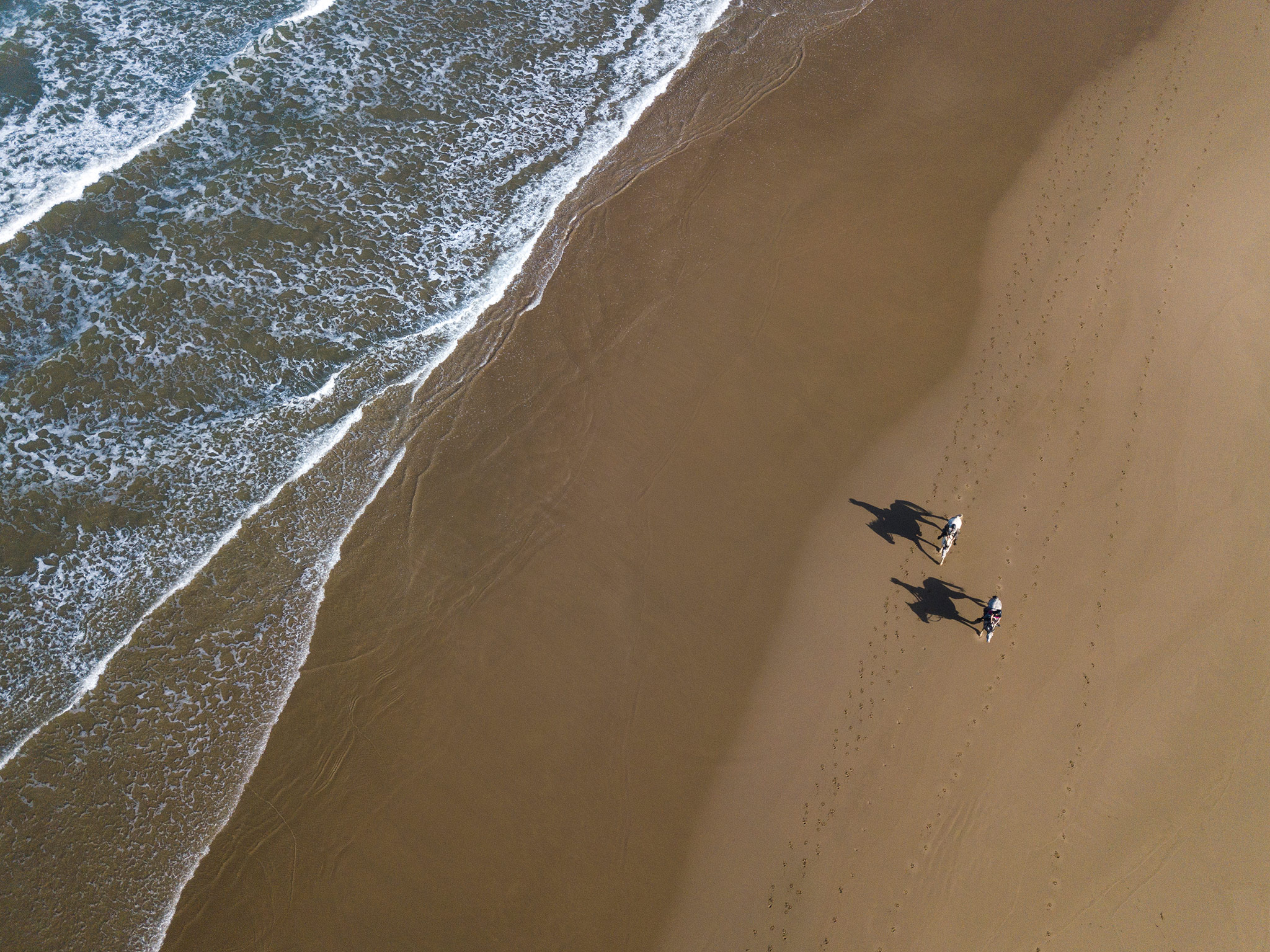 Playa, rocas, ríos en el borde de Africa