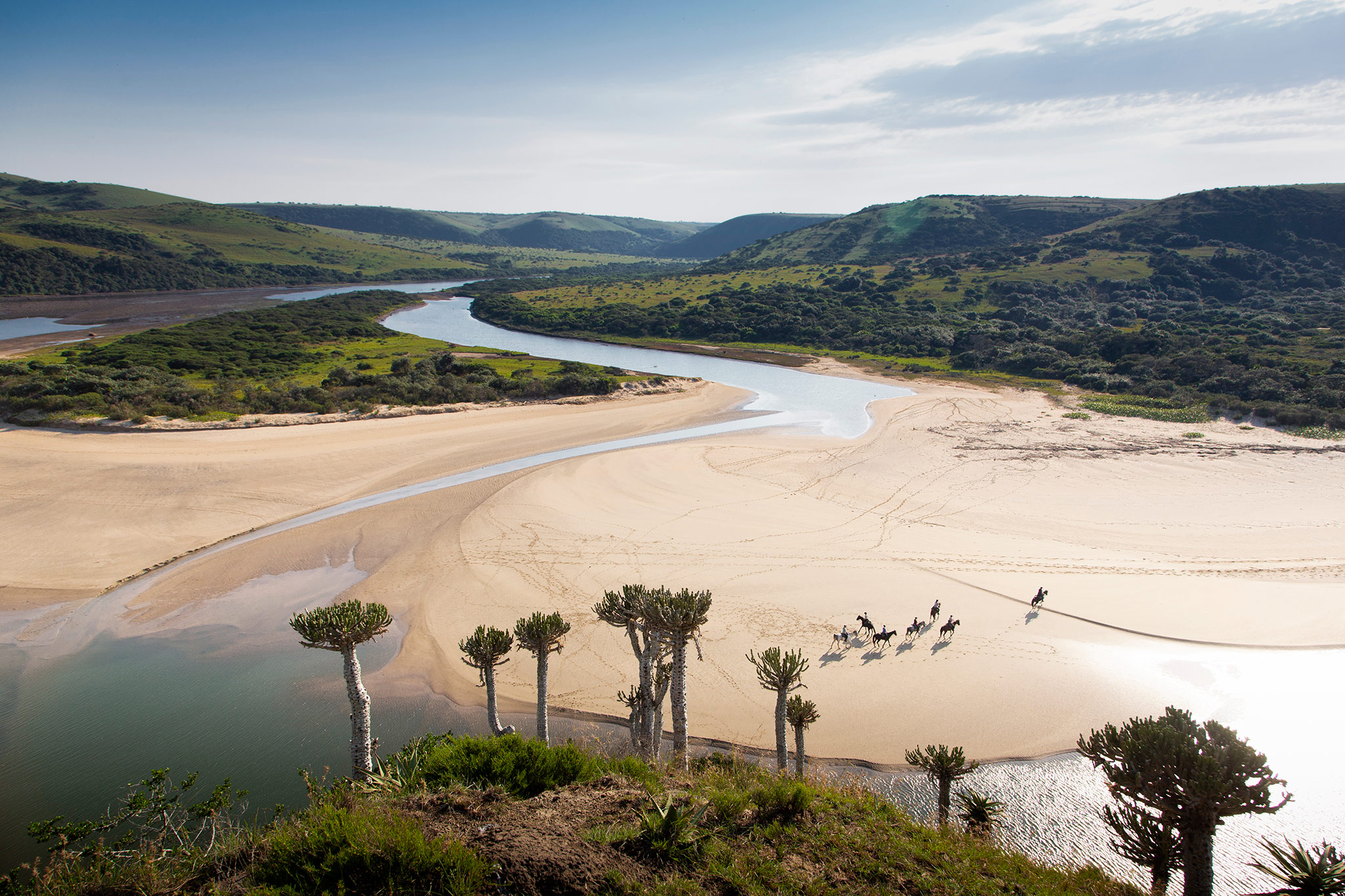 Playa, rocas, ríos en el borde de Africa