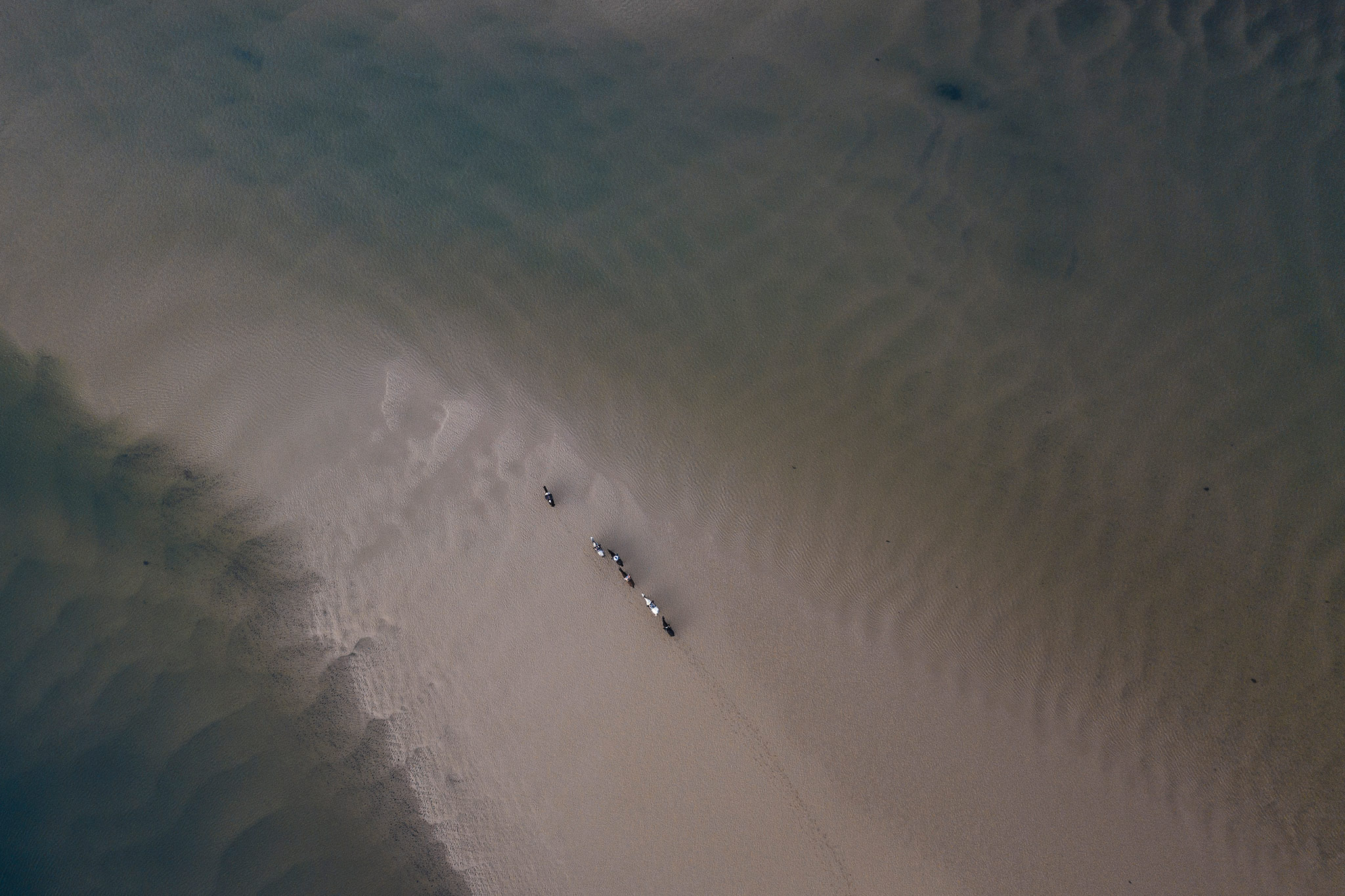 Playa, rocas, ríos en el borde de Africa